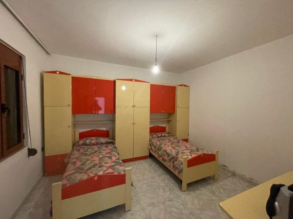 Vlore, JEPET ME QIRA DITORE VILA 100 METRA LARG DETIT DHE SHETITORES