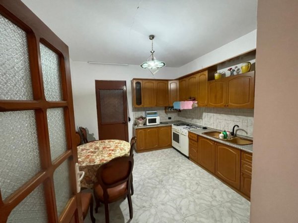 Vlore, JEPET ME QIRA DITORE VILA 100 METRA LARG DETIT DHE SHETITORES