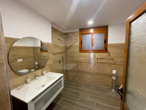 Vlore, JEPET ME QIRA DITORE VILA 100 METRA LARG DETIT DHE SHETITORES