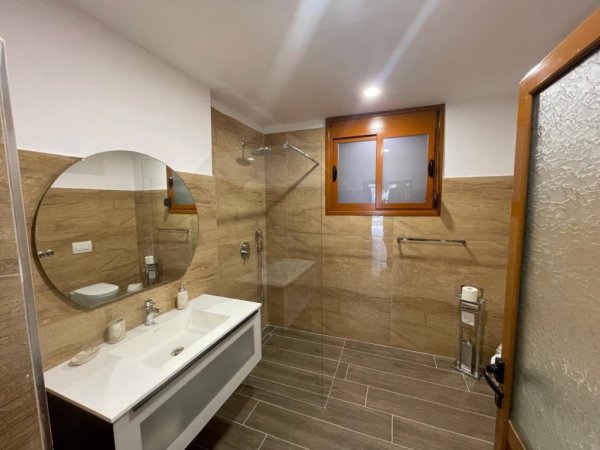 Vlore, JEPET ME QIRA DITORE VILA 100 METRA LARG DETIT DHE SHETITORES