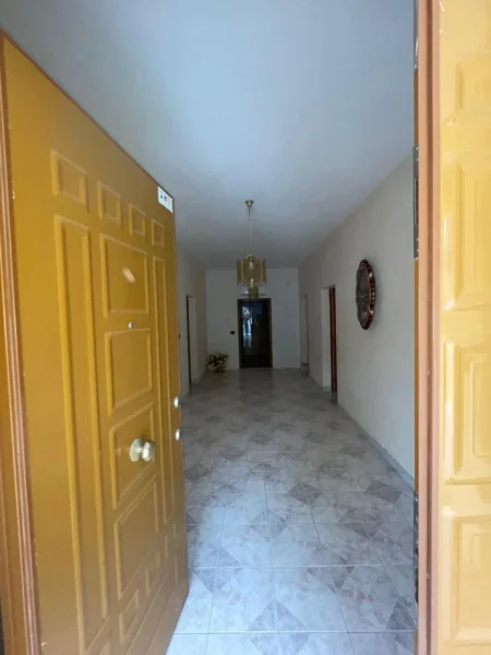 Vlore, JEPET ME QIRA DITORE VILA 100 METRA LARG DETIT DHE SHETITORES