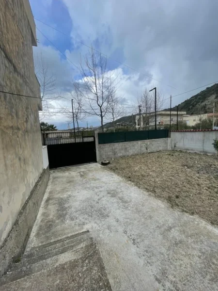 Vlore, JEPET ME QIRA DITORE VILA 100 METRA LARG DETIT DHE SHETITORES