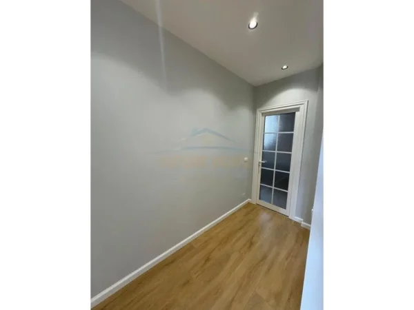 Shitet, Apartament 3+1+2, Fresku, Tiranë.