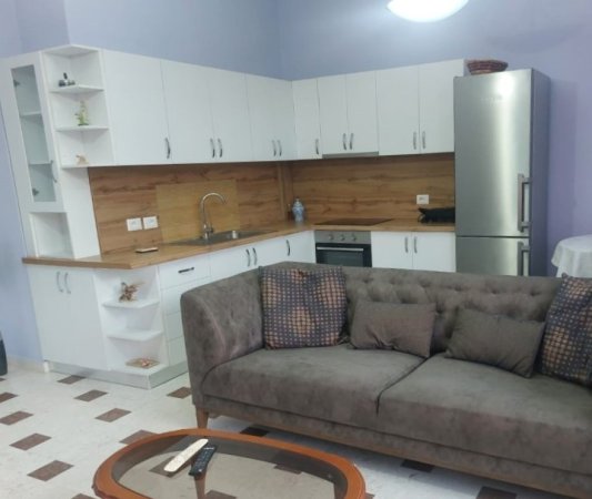 Tirane, jepet me qera apartament 3+1+Ballkon Kati 1, 100 m² 700 € (Tefta Tashko Koco)