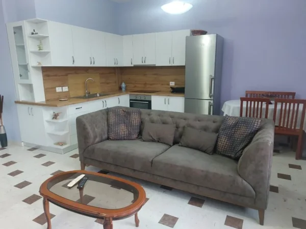 Tirane, jepet me qera apartament 3+1+Ballkon Kati 1, 100 m² 700 € (Tefta Tashko Koco)