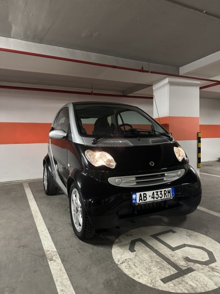 Tirane, shitet makine Smart Fortwo 700cc benzine model 450 Benzin, e zeze automatik 138.000 km 2.900 €