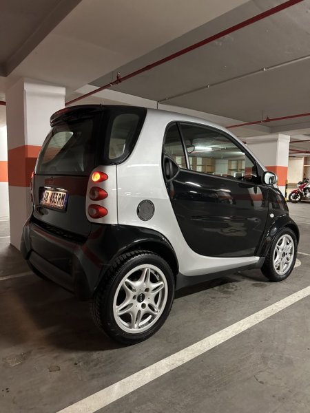 Tirane, shitet makine Smart Fortwo 700cc benzine model 450 Benzin, e zeze automatik 138.000 km 2.900 €