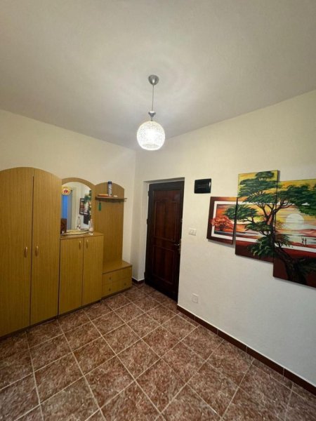 Tirane, jepet me qera apartament 1+1 Kati 1, 600 € (Gjik Kuqali)