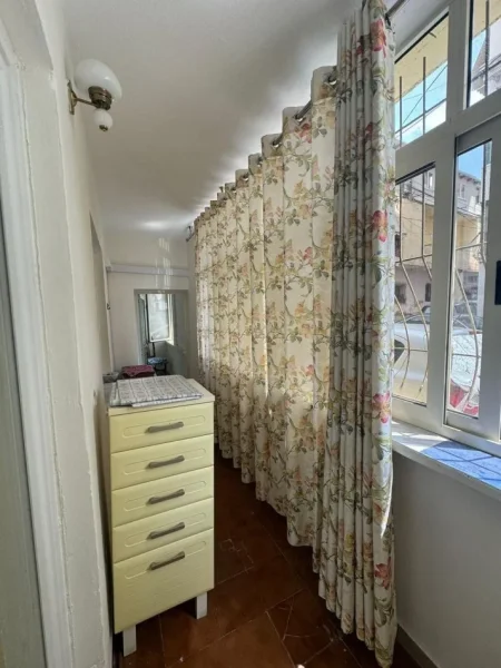 Tirane, jepet me qera apartament 1+1 Kati 1, 600 € (Gjik Kuqali)