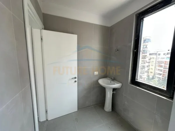Tirane, shitet apartament 1+1 Kati 7, 61 m² 103.320 € (Rruga Loni Ligori)