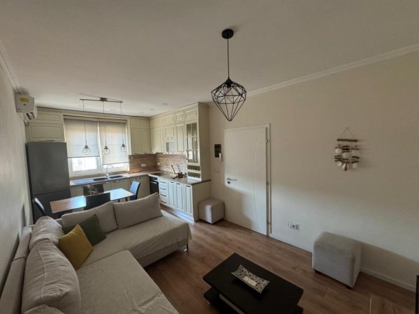 Tirane, jepet me qera apartament 1+1+Ballkon Kati 4, 61 m² 600 € (21 DHJETORI)