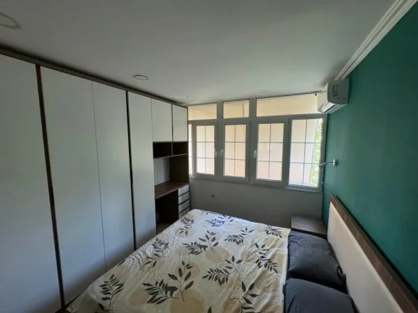 Tirane, jepet me qera apartament 1+1+Ballkon Kati 4, 61 m² 600 € (21 DHJETORI)