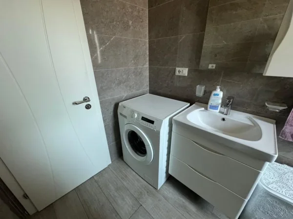 Tirane, jepet me qera apartament 1+1+Ballkon Kati 4, 61 m² 600 € (21 DHJETORI)