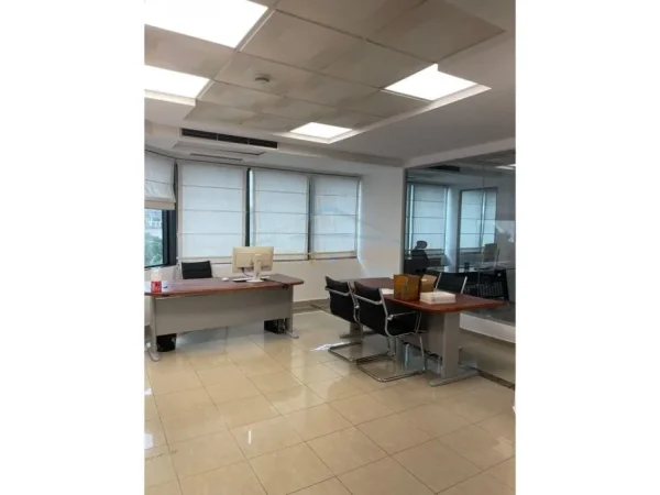 Tirane, jepet me qera ambjent biznesi Kati 5, 112 m² 1.700 € 