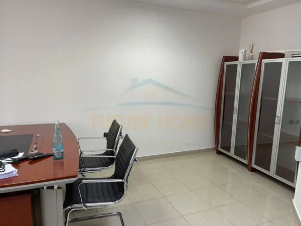 Tirane, jepet me qera ambjent biznesi Kati 5, 112 m² 1.700 € 