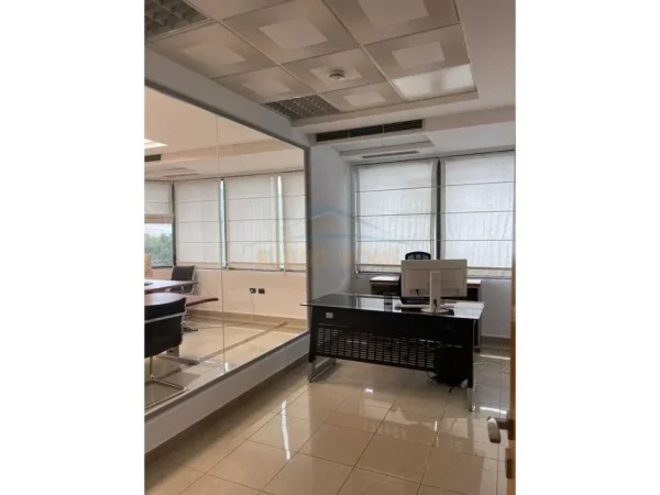 Tirane, jepet me qera ambjent biznesi Kati 5, 112 m² 1.700 € 