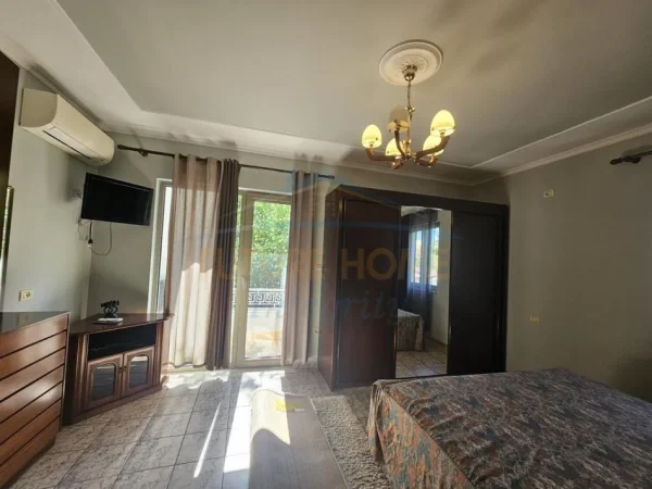 Tirane, jepet me qera apartament 3+1+Ballkon Kati 2, 130 m² 700 € 