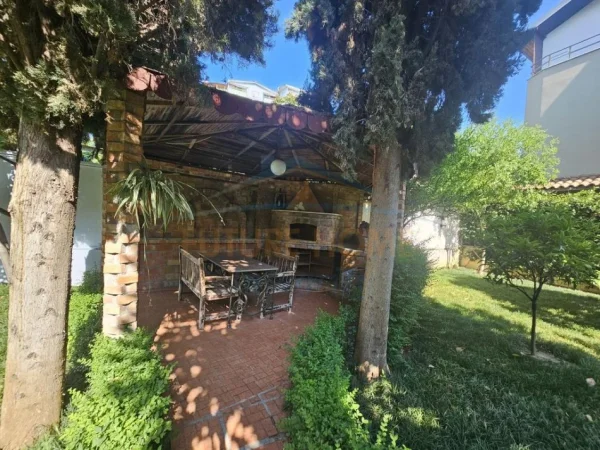 Tirane, jepet me qera apartament 3+1+Ballkon Kati 2, 130 m² 700 € 