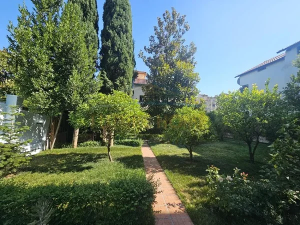 Tirane, jepet me qera apartament 3+1+Ballkon Kati 2, 130 m² 700 € 