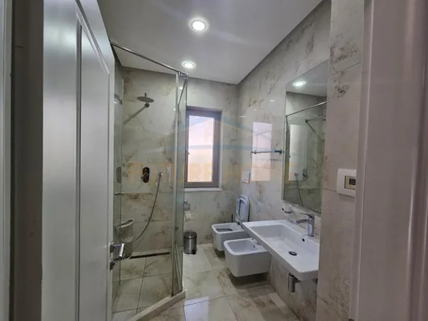Tirane, jepet me qera apartament 3+1+Ballkon Kati 2, 130 m² 700 € 