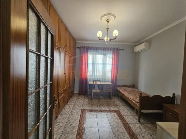 Tirane, jepet me qera apartament 3+1+Ballkon Kati 2, 130 m² 700 € 