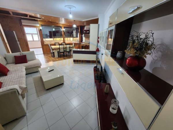 Tirane, jepet me qera apartament 2+1+Ballkon Kati 2, 130 m² 600 € 