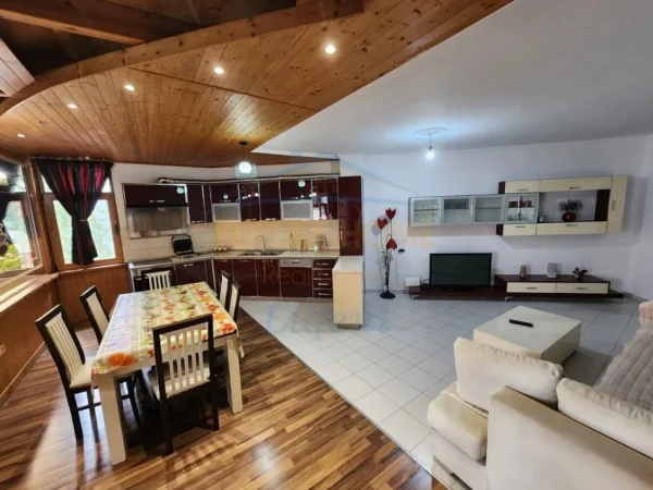 Tirane, jepet me qera apartament 2+1+Ballkon Kati 2, 130 m² 600 € 