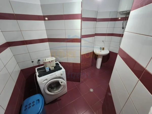 Tirane, jepet me qera apartament 2+1+Ballkon Kati 2, 130 m² 600 € 