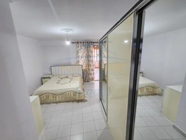 Tirane, jepet me qera apartament 2+1+Ballkon Kati 2, 130 m² 600 € 