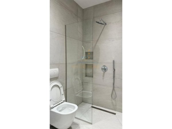 Tirane, jepet me qera apartament 2+1+Ballkon Kati 3, 123 m² 1.800 € 