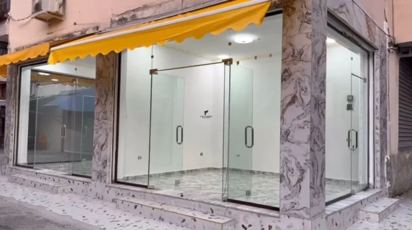 Tirane, shitet dyqan Kati 0, 44 m² 230.000 € (QENDER)