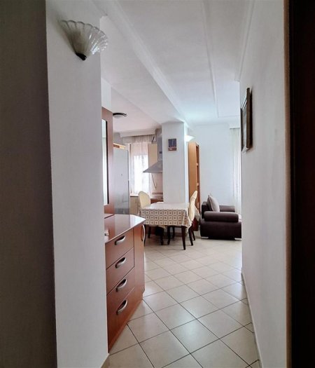 Tirane, jepet me qera apartament 1+1+Ballkon Kati 6, 60 m² 500 € (rruga e barrikadave)