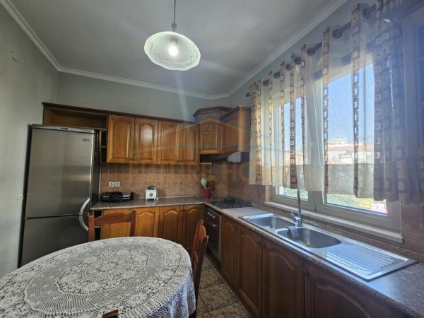 Tirane, jepet me qera Vile 3+1 Kati 2, 130 m² 700 € (Ish Tregu Elektrik)