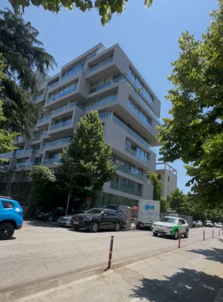 Tirane, jepet me qera ambjent biznesi Kati 1, 215 m² 6.000 € (BLLOKU PRANE PRESIDENCES)  UNA38500