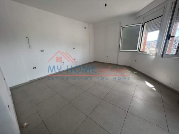 Tirane, jepet me qera zyre Kati 5, 75 m² 350 Euro (brryli)
