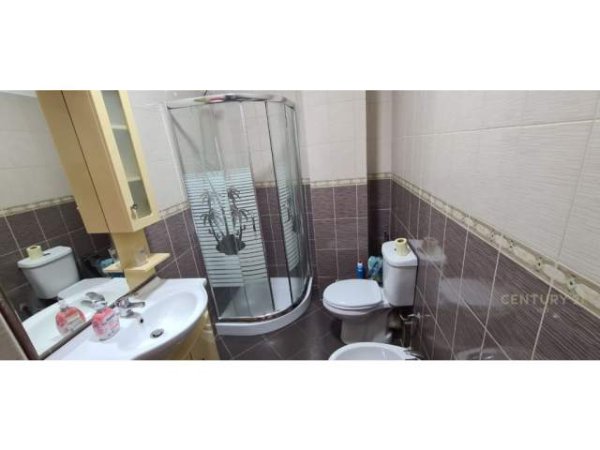 Tirane, jepet me qera apartament 1+1+BLK Kati 1, 50 m² 450 Euro (Rruga e Barrikadave)