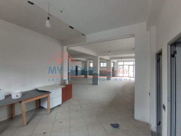 Tirane, jepet me qera magazine Kati 1, 170 m² 400 Euro (ali demi)