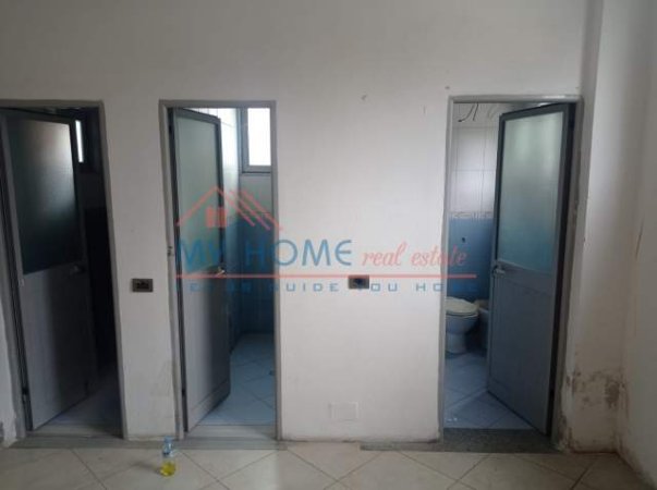 Tirane, jepet me qera magazine Kati 1, 170 m² 400 Euro (ali demi)