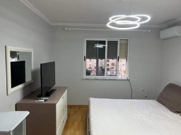 21 dhjetori  jepet me qera apartament 3+1 Kati 5, 100 m² 600 Euro