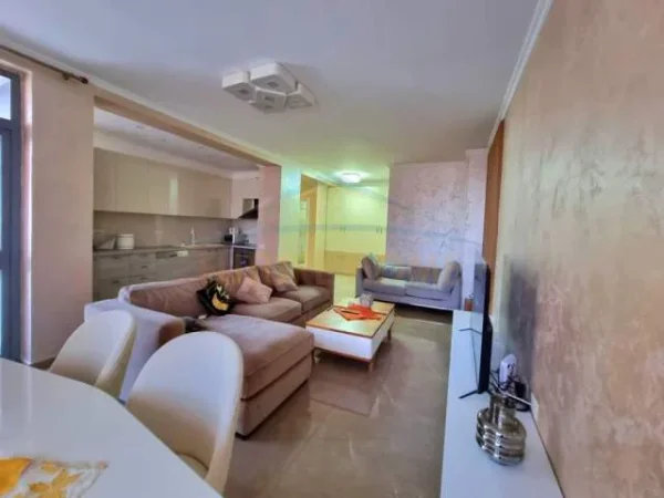 Tirane, jepet me qera apartament 2+1 Kati 5, 108 m² 1.000 Euro (Nente Kateshet)