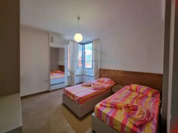 Tirane, jepet me qera apartament 2+1 Kati 5, 108 m² 1.000 Euro (Nente Kateshet)