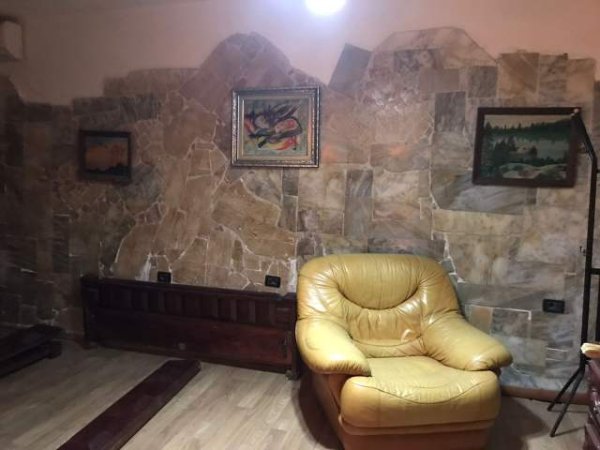 Tirane, jepet me qera apartament 1+1+BLK Kati 1, 150 m² 350 Euro (Xhemollari)