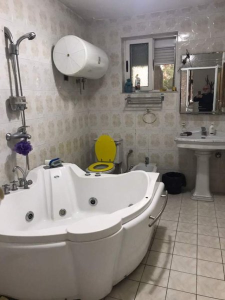 Tirane, jepet me qera apartament 1+1+BLK Kati 1, 150 m² 350 Euro (Xhemollari)