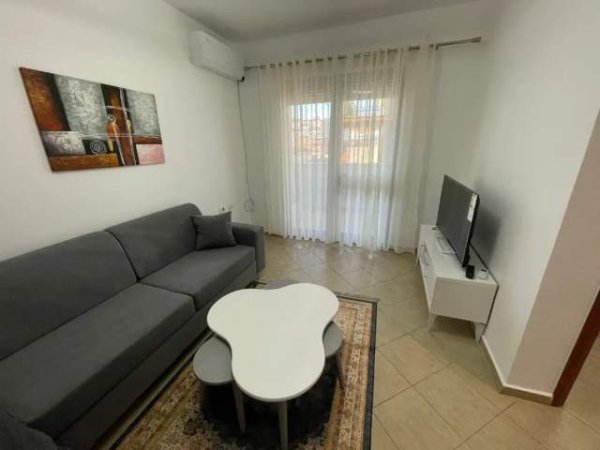 Tirane, jepet me qera apartament 1+1 Kati 4, 65 m² 450 Euro (Selvia)