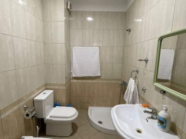 Tirane, jepet me qera apartament 1+1 Kati 4, 65 m² 450 Euro (Selvia)