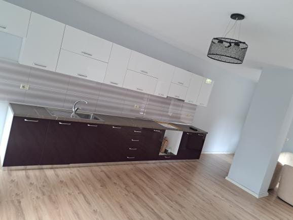 Tirane, jepet me qera apartament 1+1+A+BLK Kati 2, 110 m² 500 Euro (komuna parisit)
