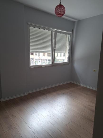 Tirane, jepet me qera apartament 1+1+A+BLK Kati 2, 110 m² 500 Euro (komuna parisit)