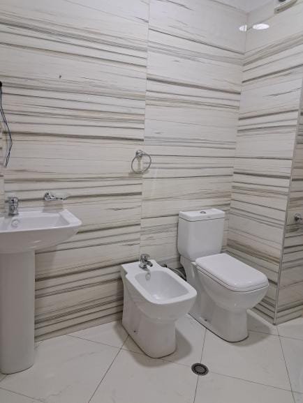 Tirane, jepet me qera apartament 1+1+A+BLK Kati 2, 110 m² 500 Euro (komuna parisit)
