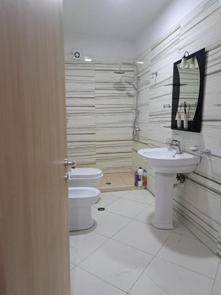 Tirane, jepet me qera apartament 1+1+A+BLK Kati 2, 110 m² 500 Euro (komuna parisit)