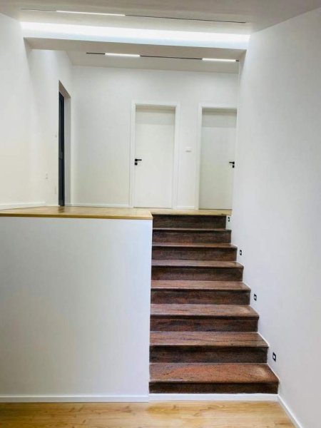Tirane, jepet me qera apartament 2+1+A+BLK Kati 1, 110 m² 700 Euro (komuna parisit)